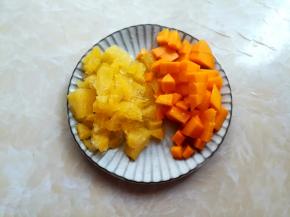 芒果去皮切成比玉米粒大一点的小块，凤梨果肉解冻，凤梨是上次做水果茶用剩下放冰箱里冷冻的。水果可以换成喜欢的新鲜水果。