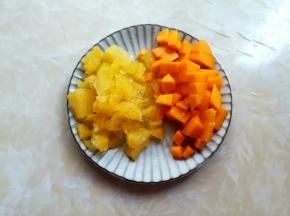 芒果去皮切成比玉米粒大一点的小块，凤梨果肉解冻，凤梨是上次做水果茶用剩下放冰箱里冷冻的。水果可以换成喜欢的新鲜水果。