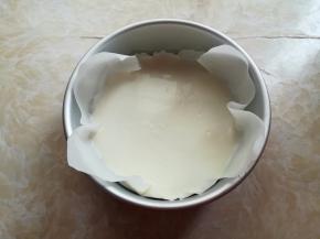 在圆形的盘子里垫一张油纸，倒入2杯酸奶均匀的平铺，高度不要超过1厘米，龙宝为了好脱模，用的是活底的蛋糕模具。