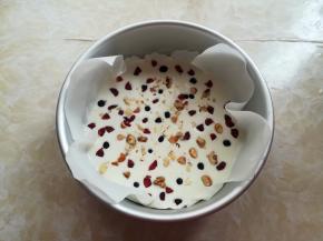 把混合坚果撒在酸奶里