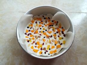 芒果肉，凤梨肉均匀的撒在酸奶里，模具上盖一层保鲜膜防止串味，放到冰箱里冷冻2小时以上。