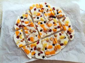 冷冻好的炒酸奶取出，根据喜好，切成小块。建议吃多少切多少，剩下的部分放回冰箱继续冷冻