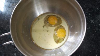 将鸡蛋、牛奶、糖、玉米油、香草精倒入打蛋盆中，用手动打蛋器搅拌混合均匀。