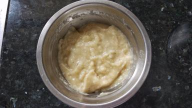 香蕉尽量选择表皮有黑点，熟透的，将香蕉压成泥。