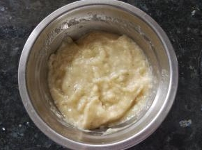 香蕉尽量选择表皮有黑点，熟透的，将香蕉压成泥。