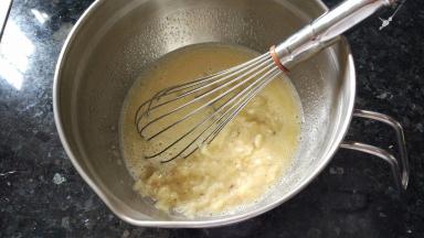 将香蕉泥倒入步骤1中，搅拌混合均匀。