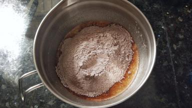 粉类事先称好并混合下，然后过筛到打蛋盆里，用刮刀拌匀至无干粉，不要过度搅拌。