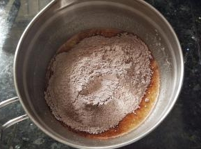 粉类事先称好并混合下，然后过筛到打蛋盆里，用刮刀拌匀至无干粉，不要过度搅拌。