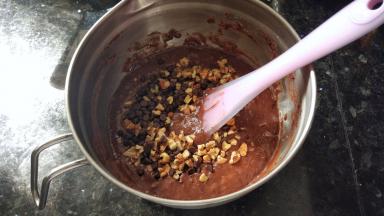 加入耐高温巧克力豆和核桃碎，用刮刀稍微混合下。