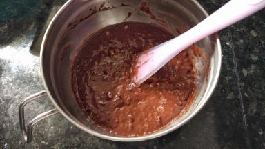 混合好的面糊倒入裱花袋中。