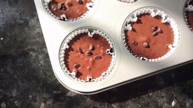 12连模具事先放好纸托，裱花袋剪个合适的口，挤入面糊，8分左右，然后在表面撒一些耐高温巧克力豆。
烤箱提前预热好，180度中下层或者中层，烤27分钟左右，插个牙签，拔出来没面糊黏在牙签上，就表示烤熟了。