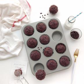 烤好后把马芬从模具中拿出来，放晾网上。