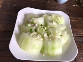 撒上蒜末和少许葱花