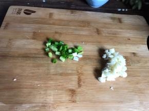 备好蒜末和葱花