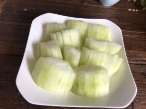 把腌制好的冬瓜，挤干水分，摆入盘中