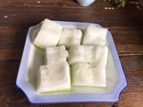 均匀的涂抹少许盐，腌制10分钟以上