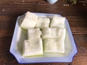 均匀的涂抹少许盐，腌制10分钟以上