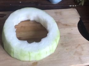 冬瓜去皮去瓤，洗净沥水