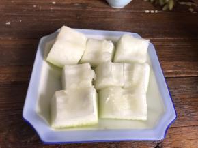 背面朝下摆入盘中