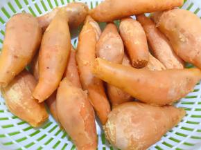 等凉到不太烫手后剥去外皮