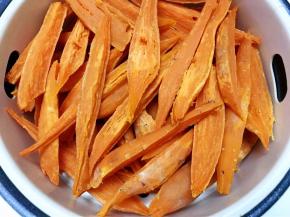 把红薯干再放入蒸格里，隔水蒸20分钟左右，一定要蒸透