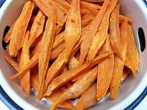把红薯干再放入蒸格里，隔水蒸20分钟左右，一定要蒸透