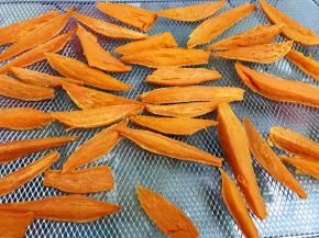 主要看红薯状态，摸上去觉得有些硬（我用了三个小时左右）