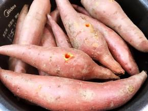 煮至红薯8成熟能用筷子插透，不要煮的太软烂哦