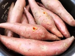 煮至红薯8成熟能用筷子插透，不要煮的太软烂哦