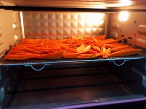 蒸好后再摆上烤架放入烤箱100度加热风功能烘干，重复这个蒸烘过程三次