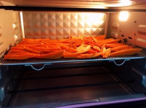蒸好后再摆上烤架放入烤箱100度加热风功能烘干，重复这个蒸烘过程三次