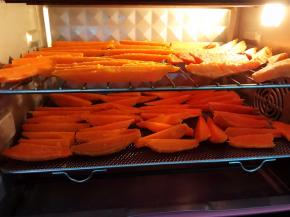 放入烤箱里100度加热风功能，中间注意翻面