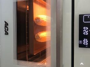 把玉米摆入ACA北美电器小白蒸烤箱里从下往上第二格，DIY蒸模式100度蒸20分钟左右就可以了，没有蒸烤箱，普通的蒸锅也是一样的。