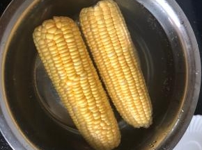 玉米放到水里浸泡1到2小时。