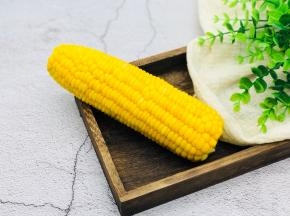 玉米蒸好后不要急着拿出来开吃，焖个几分钟会更好吃的。