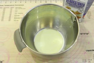 淡奶油和玉米油分别称重后倒入打蛋盆内。（可以换成牛奶）