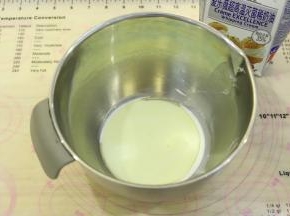 淡奶油和玉米油分别称重后倒入打蛋盆内。（可以换成牛奶）