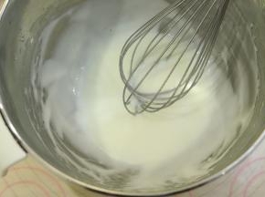 手动打蛋器搅拌至乳化。（呈现如浓稠的酸奶状）
