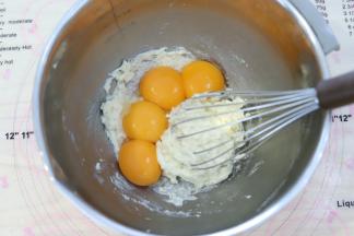 蛋黄和蛋清分离，蛋黄加入面糊内，蛋清磕入无油无水的打蛋盆内，放入冰箱冷冻备用。