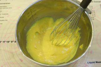 混合好蛋黄糊。