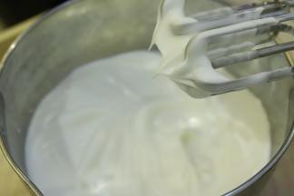 先预热烤箱150度，蛋清加入几滴柠檬汁，细砂糖分3次加入蛋清内，打发至湿性偏干性状态（小弯钩状）。