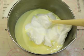 再将二分之一的蛋清加入拌好的蛋糕糊内，同样手法拌匀。