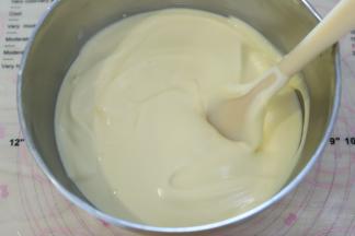 拌好的蛋糕糊倒入剩余的蛋清内，翻拌成细腻无明显气泡的蛋糕糊。