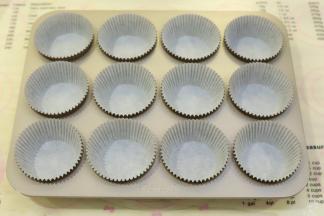 12连的杯子蛋糕模放入4.5厘米的纸托。