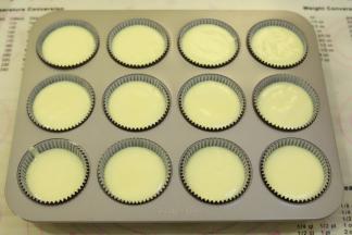 倒入蛋糕糊，大概为7-8分满。