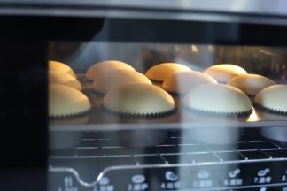 烤箱设置上火为130度，下火为110度，烘烤时间为35分钟，转上火150度，下火130度，时间为10分钟。（温度和时间只供参考，要结合自家的烤箱做适当的调整）