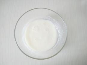 在牛奶中倒入玉米油，快速混合均匀。