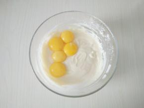 加入蛋黄，继续搅拌均匀备用。