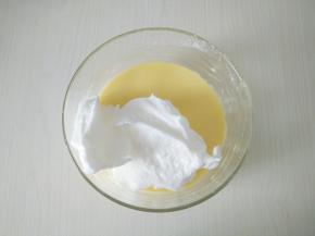 取三分之一的蛋白霜加入蛋黄糊中，大致翻拌均匀。