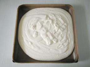 将面糊倒入烤盘中（底部要垫油布或油纸），用刮板将表面刮平，震出大气泡。